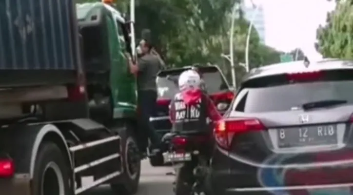 Pengendara mobil Pajero melakukan penganiayaan dan pengrusakan kepada supir truk kontainer di kawasan Sunter, Jakarta Utara, Sabtu (26/6/2021). (Tangkapan Layar).