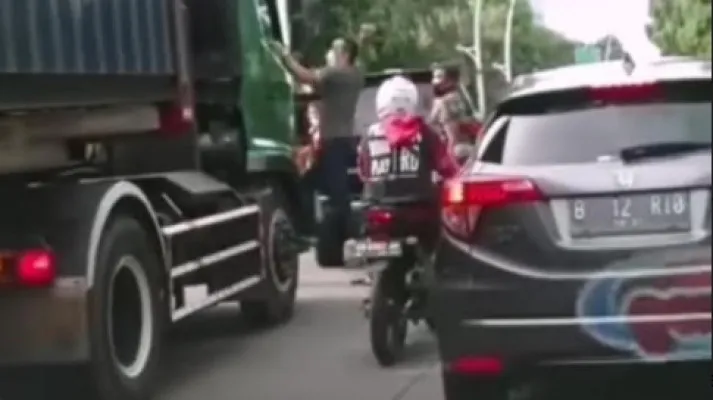 Pengendara mobil Pajero melakukan penganiayaan dan pengrusakan kepada supir truk kontainer di kawasan Sunter, Jakarta Utara, Sabtu (26/6/2021). (Tangkapan Layar).