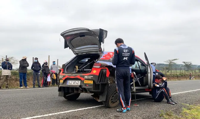 Pereli Hyundai, Thierry Neuville harus menyerahkan kepemimpinanya di seri Safari Rally Kenya 2011, pada pereli tim Toyota Gazoo Racing.