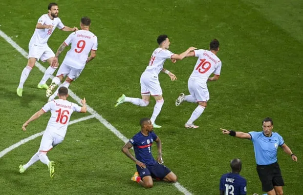 Secara mengejutkan, Prancis tampil lengah setelah unggul 3-1 di babak kedua, hingga berhasil dibalik keadaan oleh Swiss. (Foto/theguardian.com/Daniel Mihăilescu/AP)