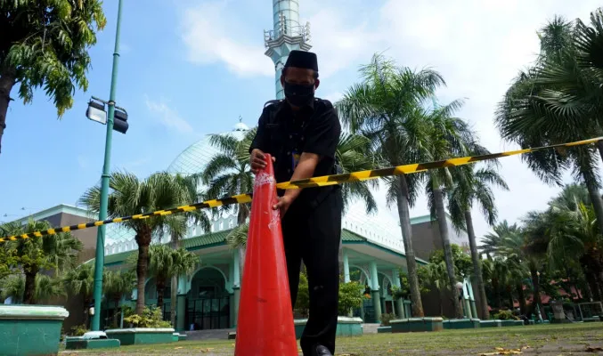 Penutupan gerbang Masjid Al Azhom. (Foto/Poskota.co.id/Iqbal)