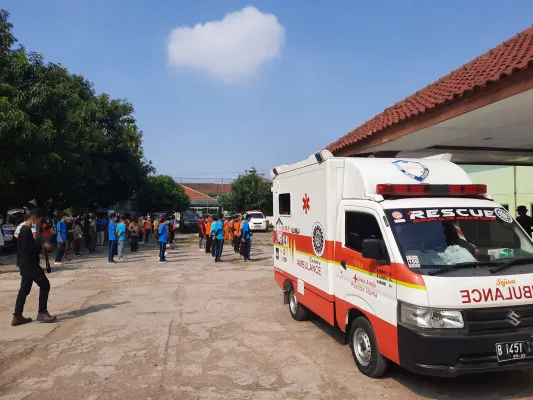 SCRC lakukan operasi bersih kali dan penanaman pohon di bantaran sungai Cibitung. (foto/PT.SIS)