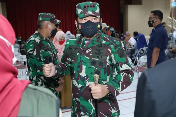 Panglima TNI Marsekal TNI Hadi Tjahjanto, S.I.P, ”Prajurit TNI harus selalu bergerak untuk melaksanakan serbuan vaksinasi bagi masyarakat”. (Foto/ Puspen TNI)