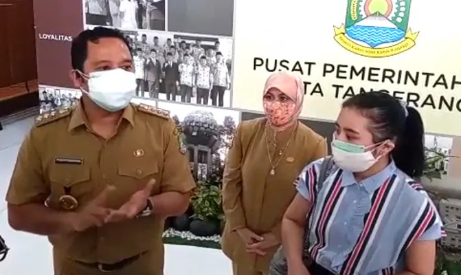 Arief saat menjelaskan soal kerumunan  bersama Kadinkes Kota Tangerang Liza Puspadewi. (Foto/Iqbal)