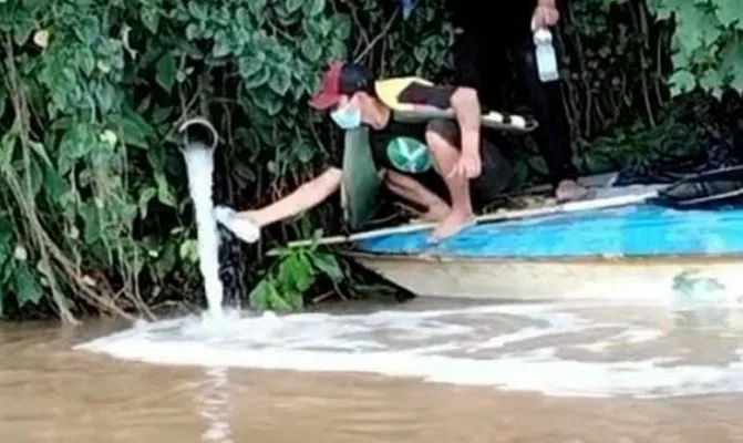 Tim DHL Kota Tangerang mengambil contoh dari pembuang limbah pabrik ke sungai Cisadane. (Foto/DLHkotatangerang)