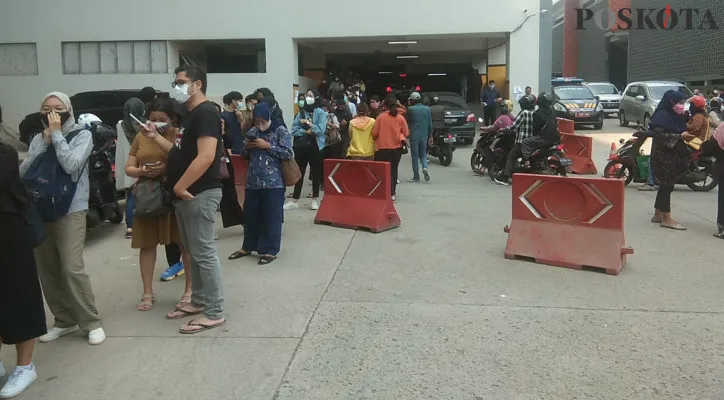 Antrean pelaksanaan vaksinasi di Universitas Pamulang (Unpam), Jalan Raya Puspiptek, Selasa (29/6/2021). (foto: ridsha vimanda nasution)