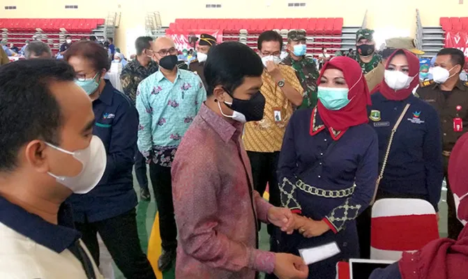 Wamenkes Dante Saksono Harbuwono melakukan peninjauan vaksinasi masal di Provinsi Banten. (Foto Luthfi)