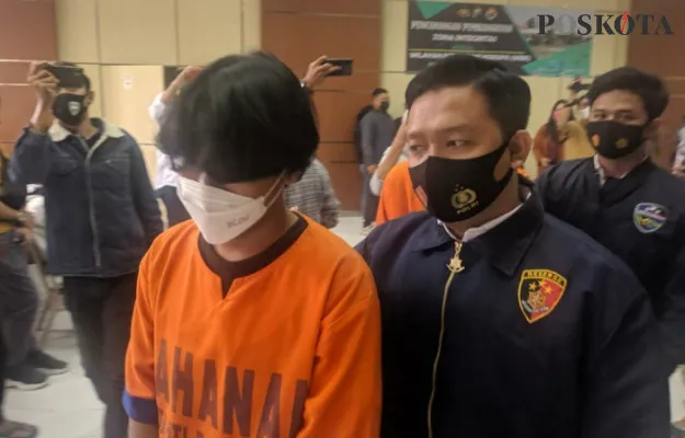 Salah satu dari enam anggota komplotan hacker yang ditangkap Ditreskrimum Polda Jawa Timur. Foto : Poskota Jatim