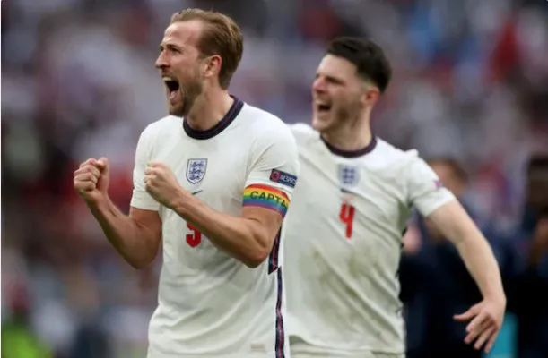 Harry Kane dan Declan Rice merayakan kemenangan atas Jerman dengan skor 2-0 untuk kemenangan Inggris. (Foto/Tangkapan Layar/Uefa.com)