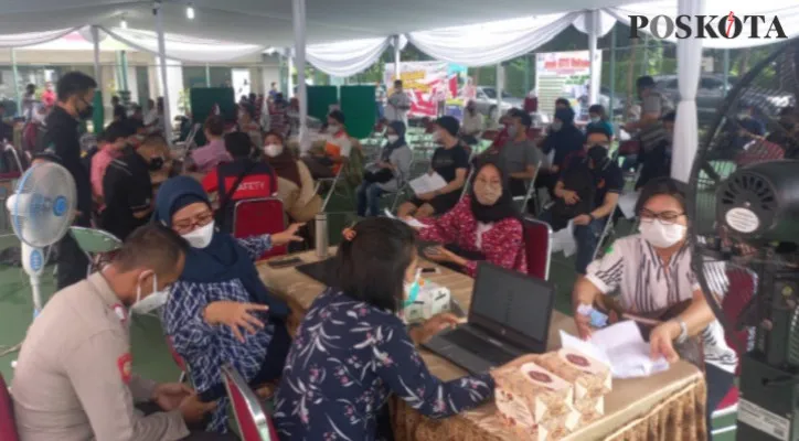 Suasana Vaksinasi Covid-19 di lapangan basket Apartemen Kalibata City, Pancoran, Jaksel. (foto: adji)