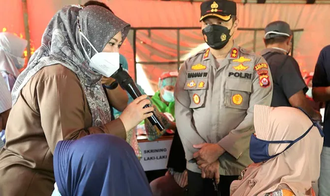 Bupati Pandeglang, Irna Narulita meninjau pelaksanaan vaksinasi COVID-19 serentak se-Provinsi Banten bagi masyarakat di Kecamatan Cipeucang dan Majasari. (Foto/PemkabPandeglang)