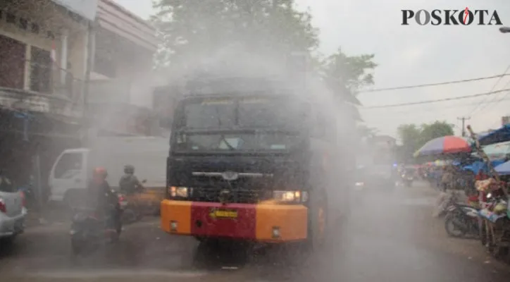 Penyemprotan desinfektan dengan mobil Water Canon dilakukan Polres Lebak, setelah wilayah itu Zona Merah. (foto: yusuf)