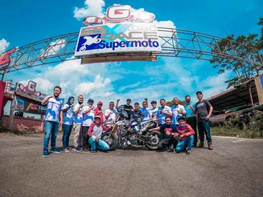 Coaching clinic bersama pembalap supermoto asal Inggris, Lewis Cornish. (Foto/RacingSyndicate)