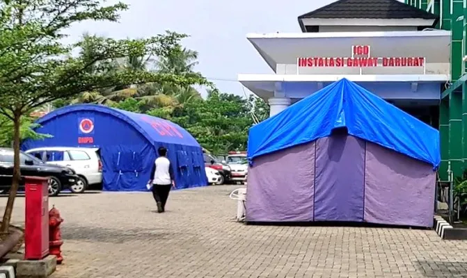 Satgas COVID-19 Kota Serang menyiagakan tenda darurat untuk pasien COVID-19. (Foto/Luthfi)