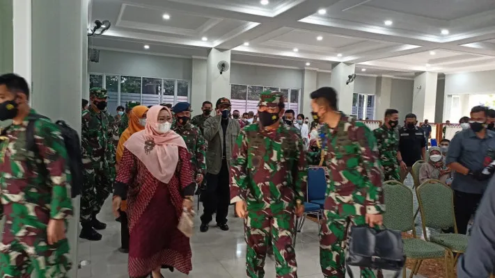 Panglima TNI didampingi rektor mengecek lokasi tempat vaksinasi di lingkungan UP. (angga)