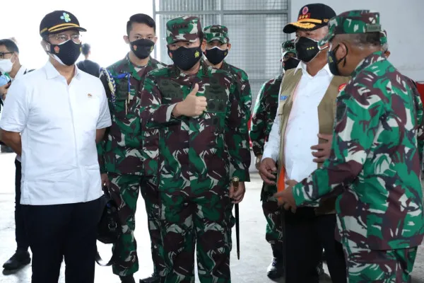 Panglima TNI, Ketua Satgas Penanganan Covid-19 dan Menkes saat tinjau vaksinasi di KBN Cakung. (Foto/Puspen TNI)