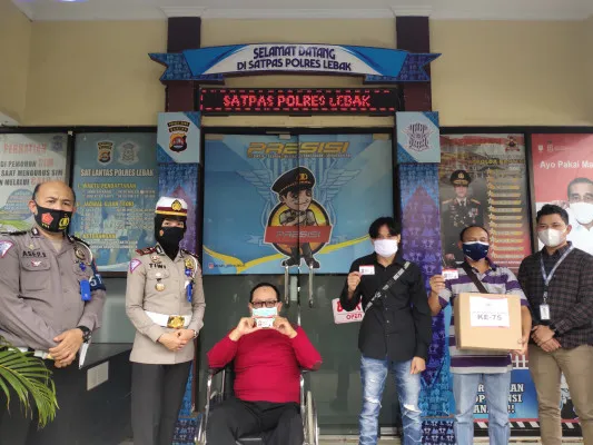 Penyandang disabilitas oleh Satlantas Polres Lebak diberi hadiah dengan SIM D gratis. (Foto/Yusuf Permana)