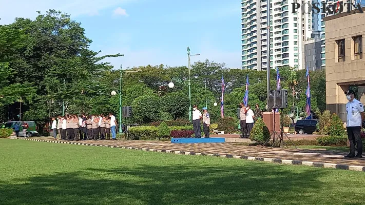 Pemerintah Kota Jakarta Barat bersama Forkopimda melaksanakan apel pasukan jelang PPKM Darurat di Kantor Walikota Jakarta Barat, Jumat (2/7/2021). (foto: cr01)