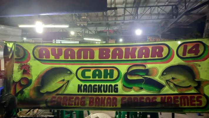 Warung pecel lele dan ayam milik Eko (29). (cr01)