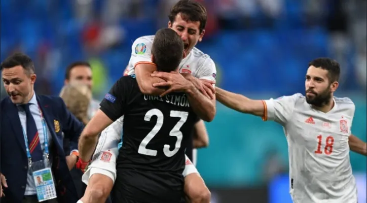 Menggagalkan dua tendangan penalti Swiss, kiper Unai Simon dielu-elukan sesama pemain Spanyol. (foto: @EURO2020)