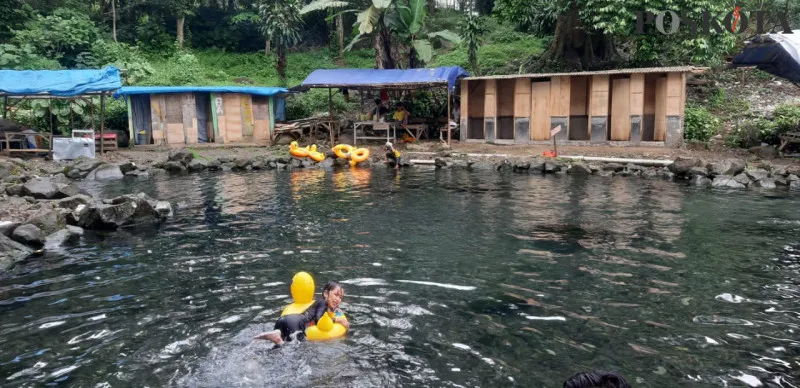 Kolam pemandian di Pandeglang memiliki kondisi air yang bersih dan jernih. (Poskota/Luthfillah)