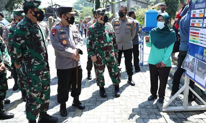 Panglima TNI Marsekal TNI Hadi Tjahjanto meninjau Posko Pengendalian COVID-19 Tegal Alur. (Foto/ Kabidpenum Puspen TNI)