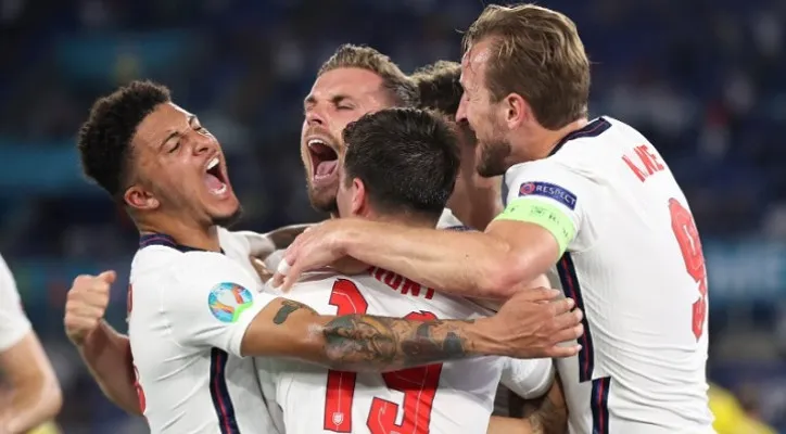 Harry Kane dan para pemain Inggris berkostum putih merayakan gol yang dihasilkan Jordan Henderson ke gawang Ukraina. (foto: @EURO2020)