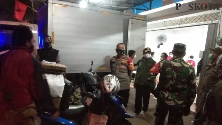 Kapolsek Cinere Kompol Tata Irawan bersama tiga pilar gabungan Kecamatan Cinere dan Limo serentak operasi yustisi membubarkan pengunjung rumah makan dan bagikan masker tidak bermasker. (angga)