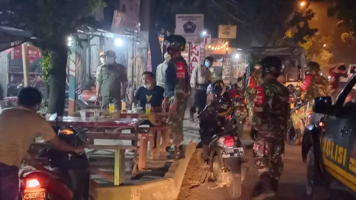 Kapolsek Bojonggede AKP Dwi Susanto bersama anggota gabungan membubarkan rumah makan dan pedagang masih buka dari batas waktu ditentukan di Jalan Tegar Berima dan Jalan Bojonggede Raya. (ist)