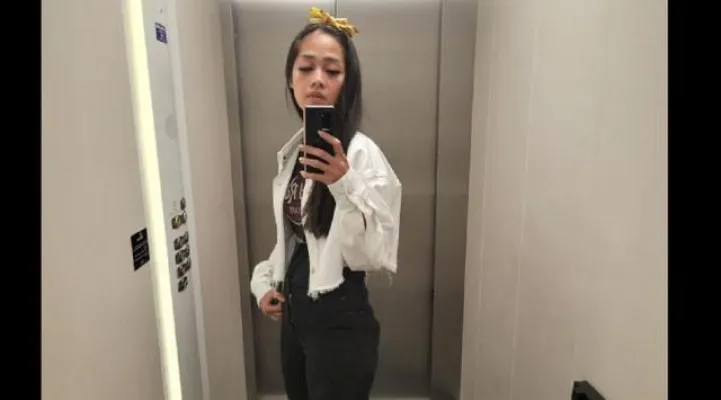 Gracia Indri pamer foto saat berada di dalam Lift. (foto: Instagram @graciaz14)