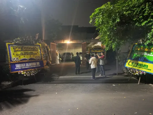 Suasana rumah duka mantan Menteri Penerangan, Harmoko, di kawasan Kuningan, Jakarta Selatan. (foto: poskota.co.id/novriadji wibowo)