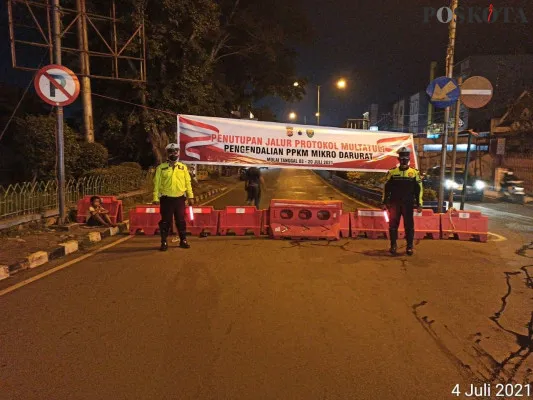 Penutupan akses ruas jalan Multatuli rangkasbitung (Foto/Poskota.co.id/Yusuf)