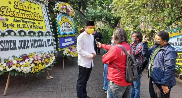 Dimas Azisoko bersama awak media di rumah duka almarhum H. Harmoko.(tiyo)