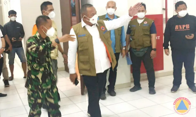 Ketua Satgas Ganip Warsito, saat tinjau Rusun Pasar Rumput yang akan mejadi tempat isolasi pasien COVID-19. (Foto/BNPB)