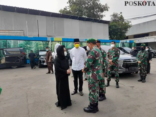 Kepala RSPAD Gatot Soebroto Letnan Jenderal TNI dr. Albertus Budi Sulistya menyerahkan jenazah Alm. H. Harmoko kepada keluarga. (foto: ifand poskota)