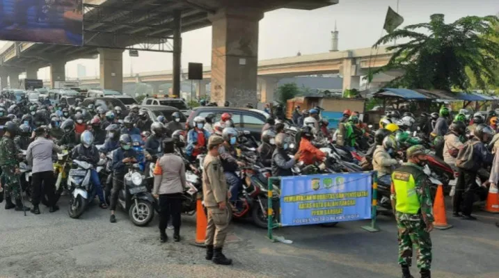 Kondisi kemacetan panjang yang terjadi Senin (5/7/2021) pagi di Pos Penyekatan Sumber Arta Kalimalang (foto: ist)