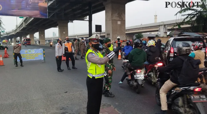 Petugas gabungan yang sedang melakukan penyekatan di Pos Sumber Arta, Jalan Inspeksi Kalimalang dalam rangka PPKM Darurat, Minggu (4/7/2021). (Foto/Poskota.co.id/CR02)