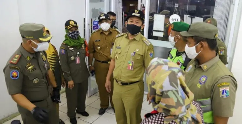 Wali Kota Jakarta Utara Ali Maulana Hakim memimpin langsung Operasi Penegakan Disiplin PPKM Darurat di kawasan Tanjung Priok, Senin (5/7/2021) malam. (Ist)