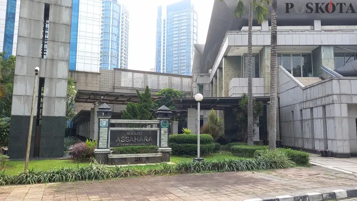 Tenda tempat isolasi mandiri di gedung pemeritah kota Jakbar yang ada di dalam masjid Assahara. (cr01)