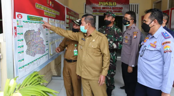 Wali Kota Serang Syafruddin saat meninjau posko PPKM darurat. (luthfi)