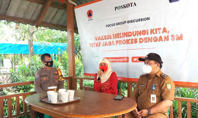 Lurah Cipondoh Indah Khotibul Iman bersama dengan Wakil Pemimpin Umum Poskota, Hajah Irdawati saat Talkshow Focus Group Discussion (FGD). (Foto/Iqbal)