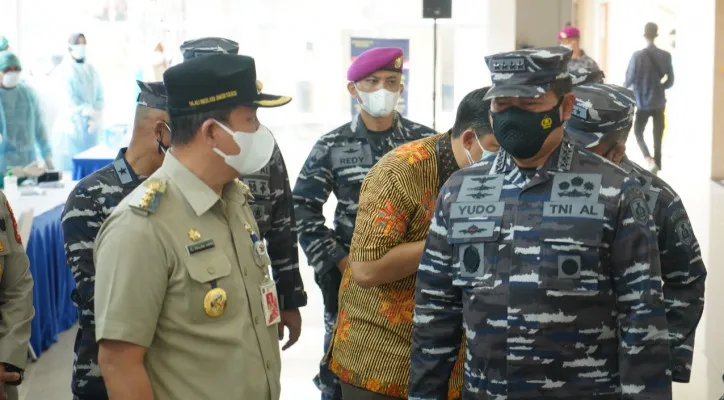 Kepala Staf Angkatan Laut (KSAL) Laksamana TNI Yudo Margono didampingi Walikota Jakarta Utara Ali Maulana Hakim saat meninjau Serbuan Vaksinasi di Pasar Ikan Modern Muara Baru, Penjaringan, Jakarta Utara, Selasa (6/7/2021). (ist)