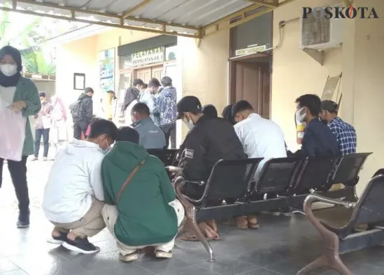 Disnakertrans Kabupaten Serang membatasi membuatan kartu kuning (foto Luthfi)