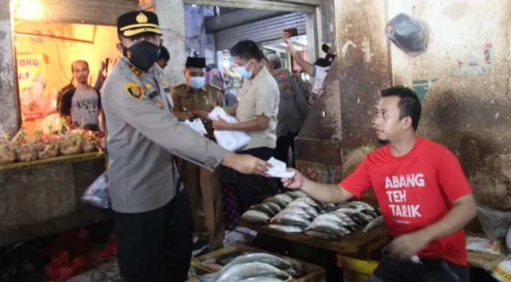 Kapolres Serang AKBP Mariyono memberikan masker kepada para pedagang di Pasar Ciruas. (ist)