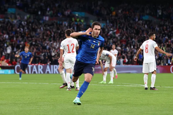 Federico Chiesa berhasil mencetak gol bagi Italia di menit 60' di babak semifinal Euro 2020 Wemblay. (Foto/Twitter.com/@Euro2020)