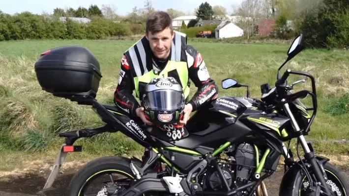 Jonathan Rea saat melakukan ujian SIM. (Foto/tangkapanlayaryoutube@JonathanRea)