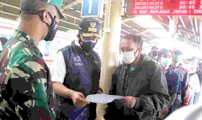 Gubernur Anies Baswedan bersama Pangdam Jaya dan Kapolda di Stasiun Cikini. (Foto/PemprovJakarta)