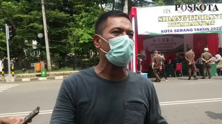 Harus menjalani sidang ti[iring, Samsudin (57) seorang pedagang soto Makassar, ikut terjaring sebagai pelanggar Prokes.  (foto Luthfi)