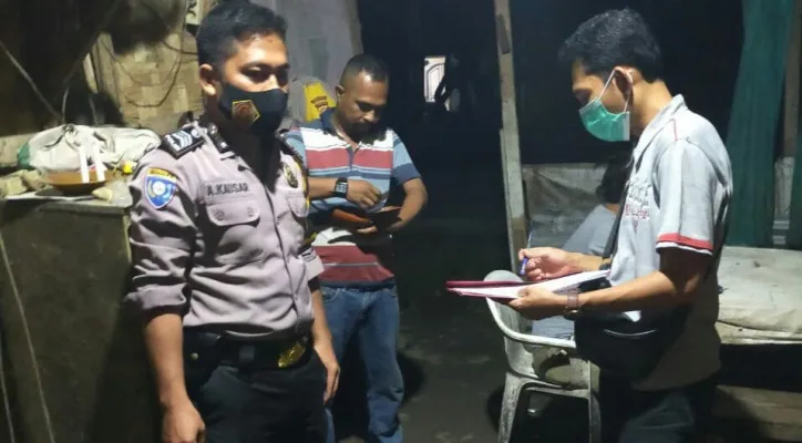 Personel polsek ciruas saat mengamankan berbagai jenis minuman keras dari sejumlah pedagang. (ist)