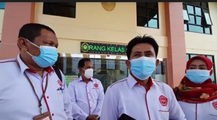 Kuasa hukum Lia, Basuki Utomo (tengah).(Luthfi)